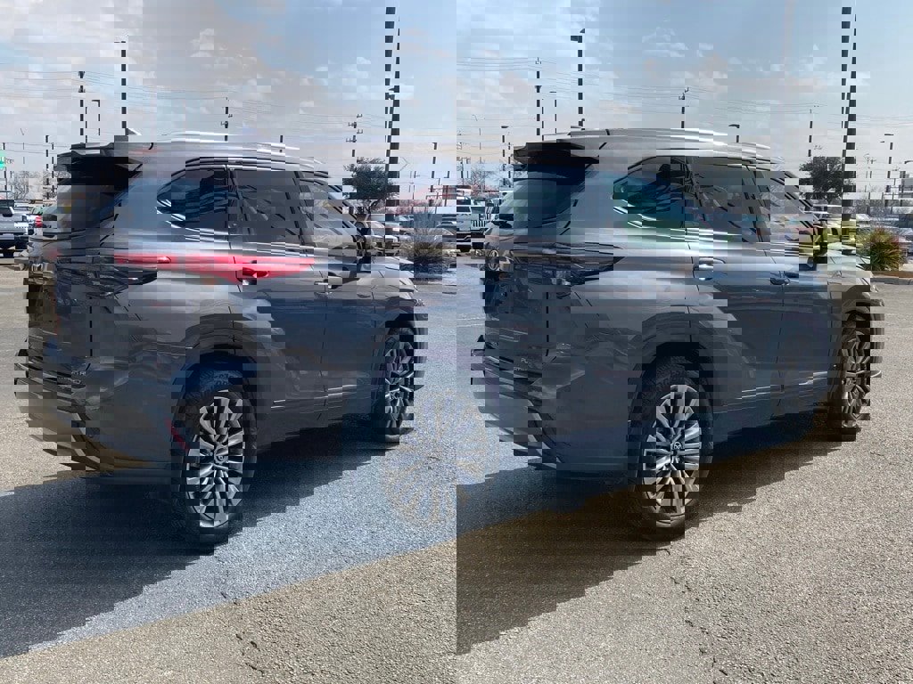 Certified 2022 Toyota Highlander Platinum image 5