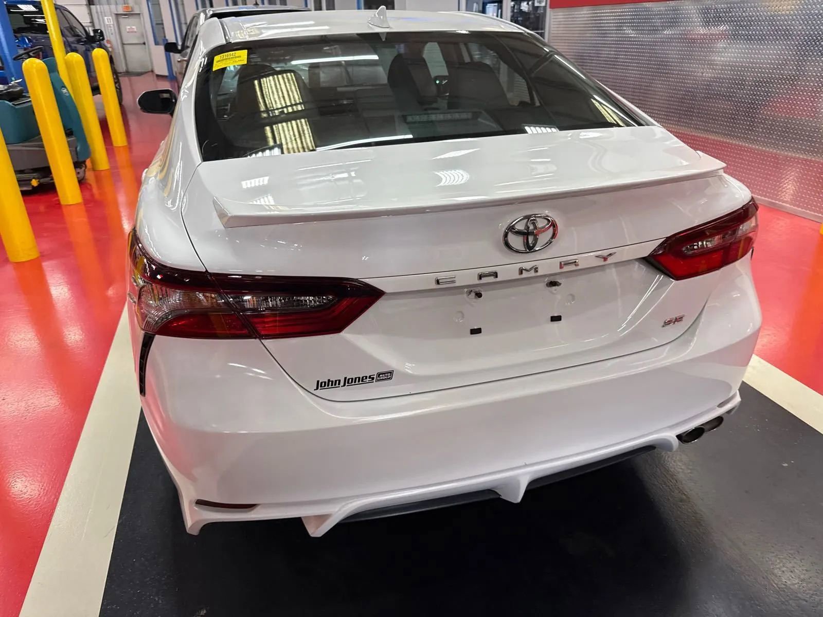 Used 2024 Toyota Camry SE image 3