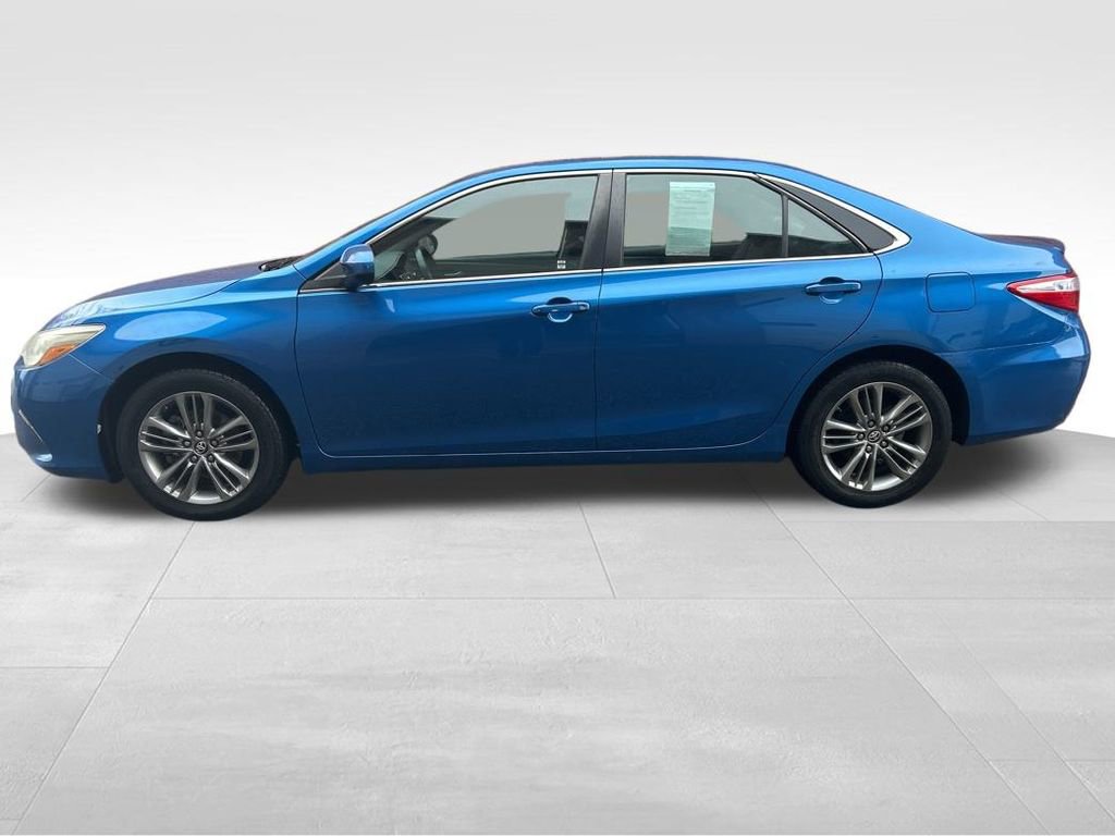 Used 2017 Toyota Camry SE image 2