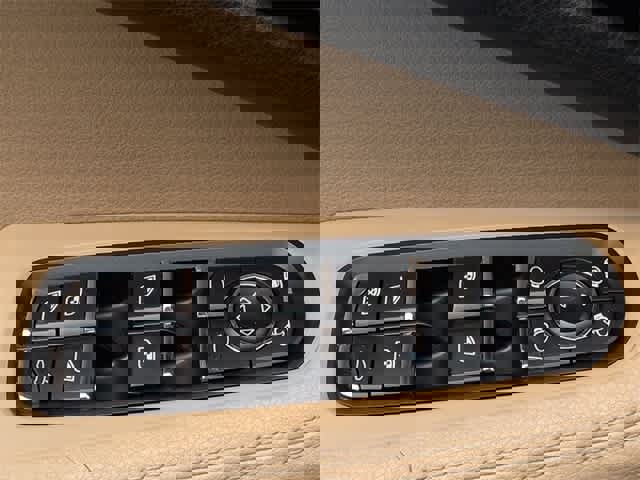 Used 2021 Porsche Macan S w/ Premium Package image 40