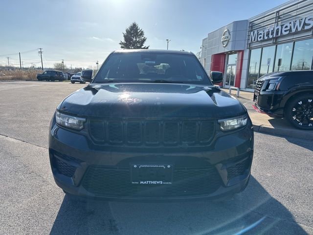 Used 2023 Jeep Grand Cherokee Altitude AWD/4WD image 2