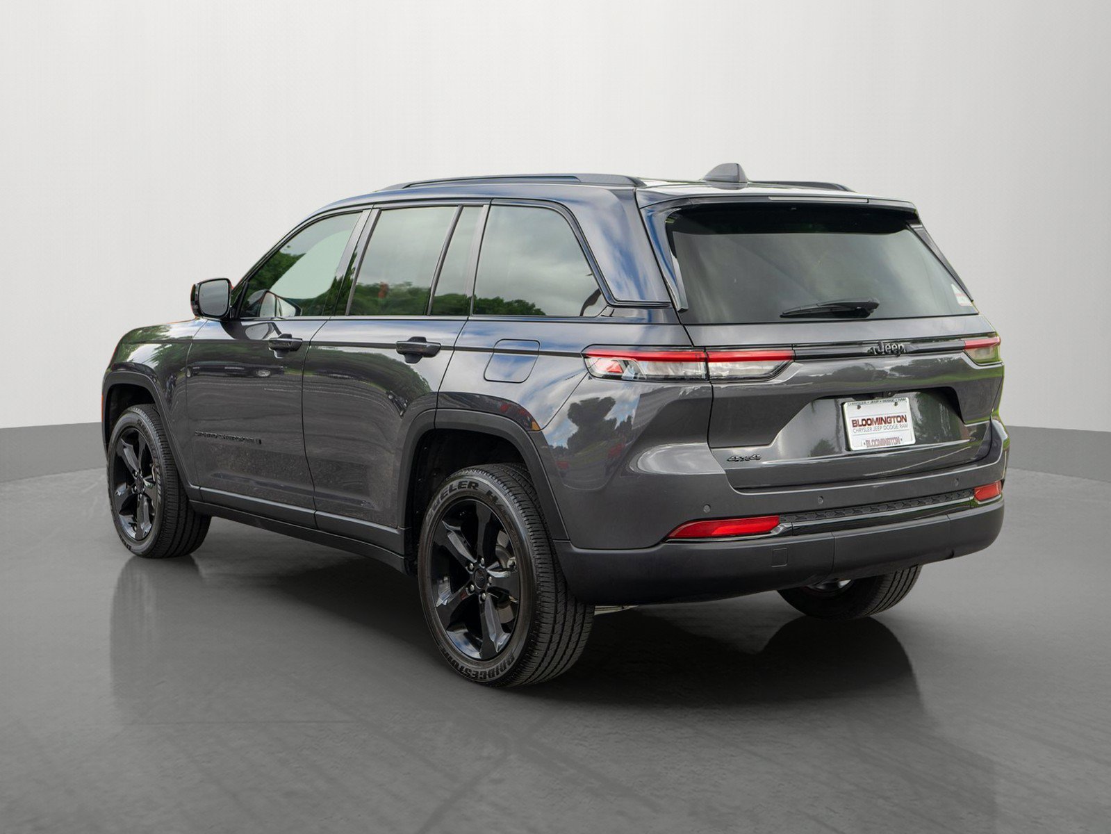 Used 2024 Jeep Grand Cherokee Altitude AWD/4WD image 5