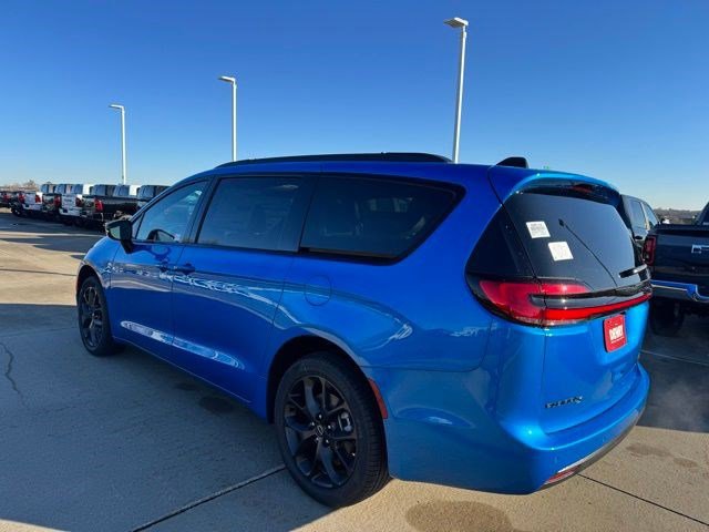 New 2026 Chrysler Pacifica Limited w/ S Appearance Package image 5