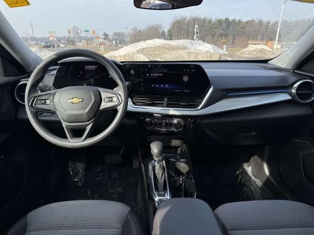Used 2025 Chevrolet Trax LT FWD image 14