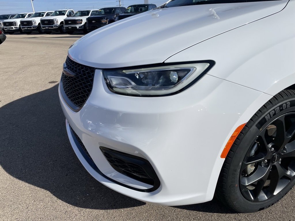 Used 2025 Chrysler Pacifica Limited image 28