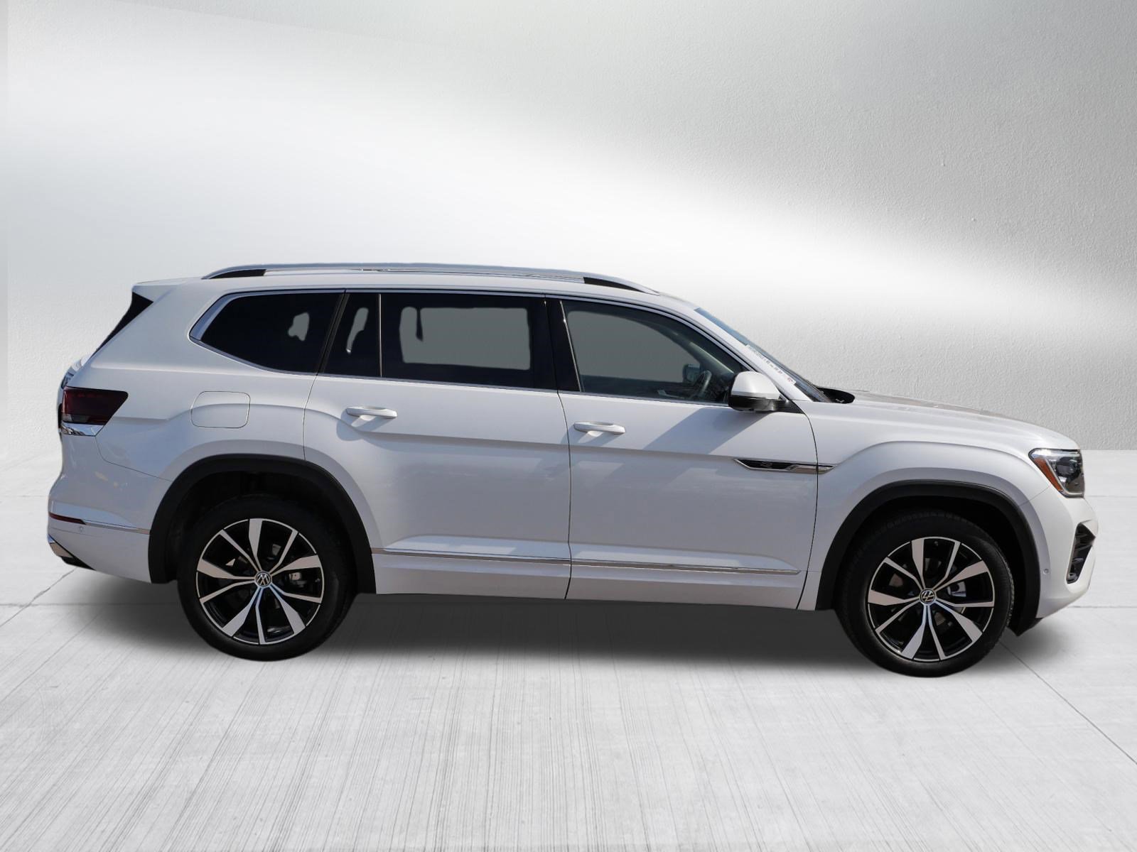 Certified 2024 Volkswagen Atlas SEL Premium R-Line image 8