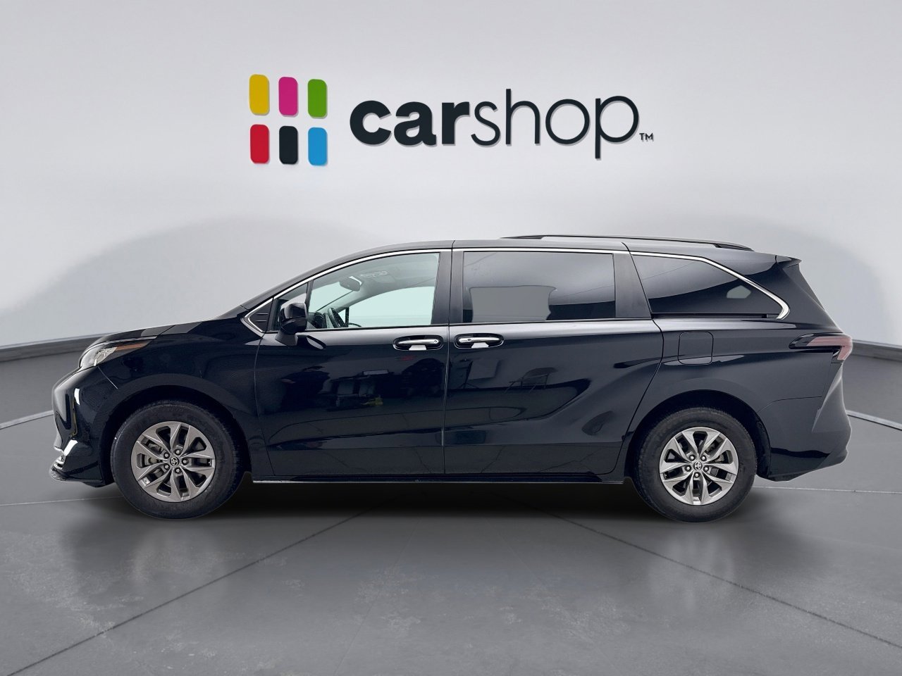 Used 2023 Toyota Sienna XLE image 2