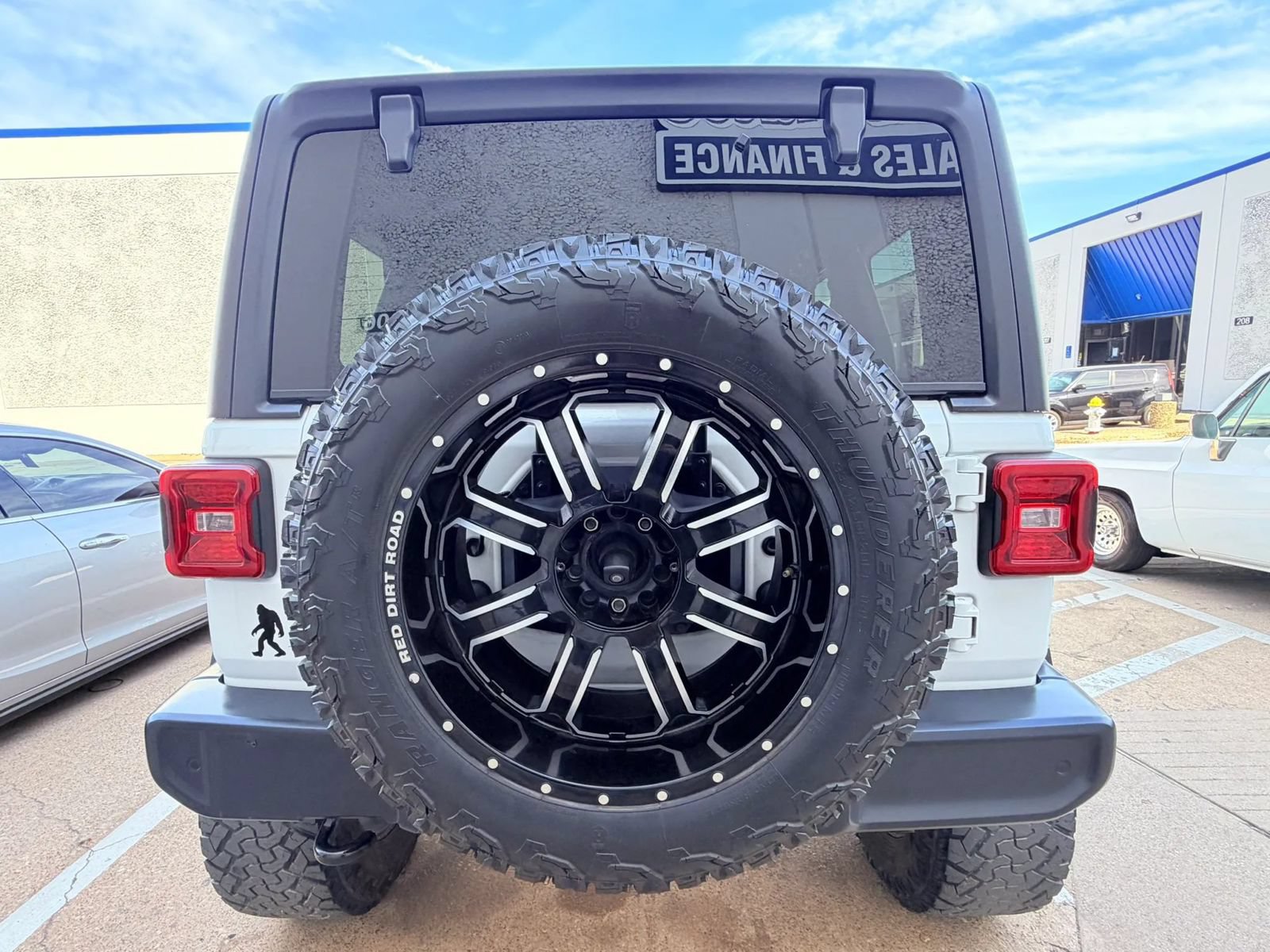 Used 2018 Jeep Wrangler Unlimited Sahara AWD/4WD image 4