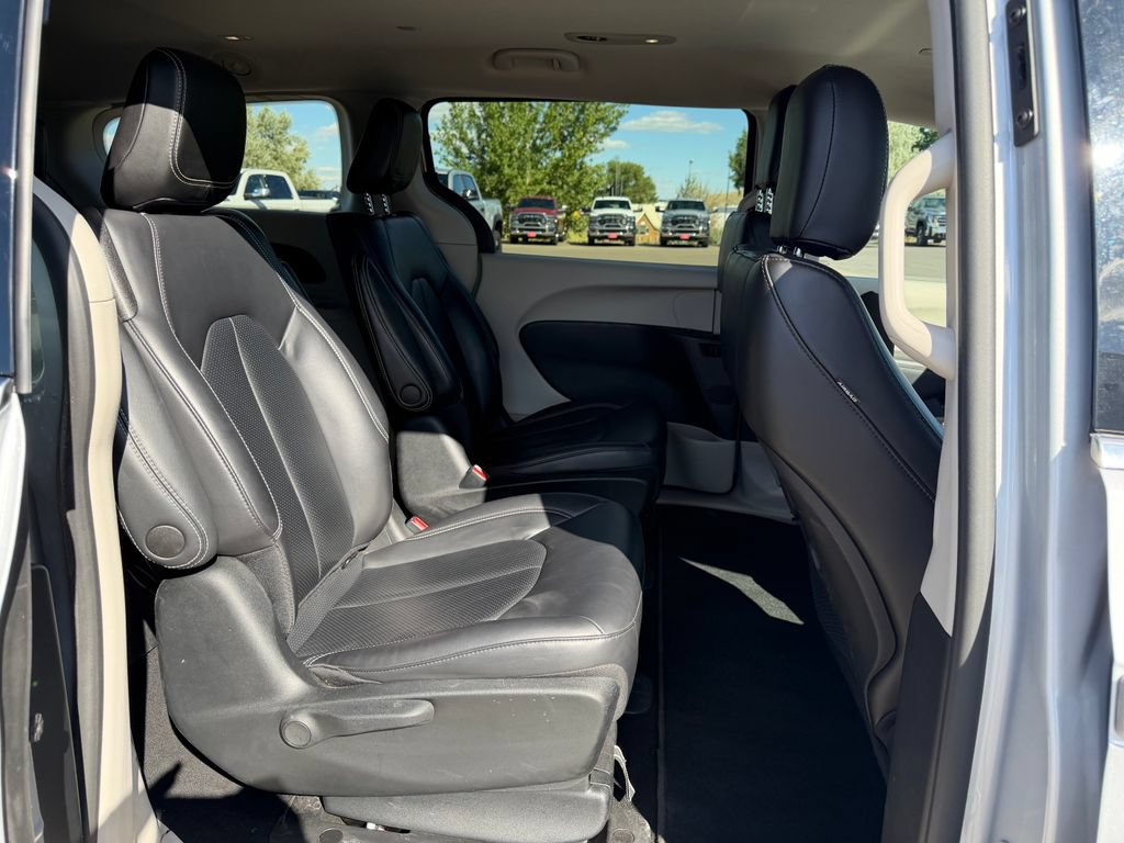 Used 2023 Chrysler Pacifica Touring-L FWD image 21
