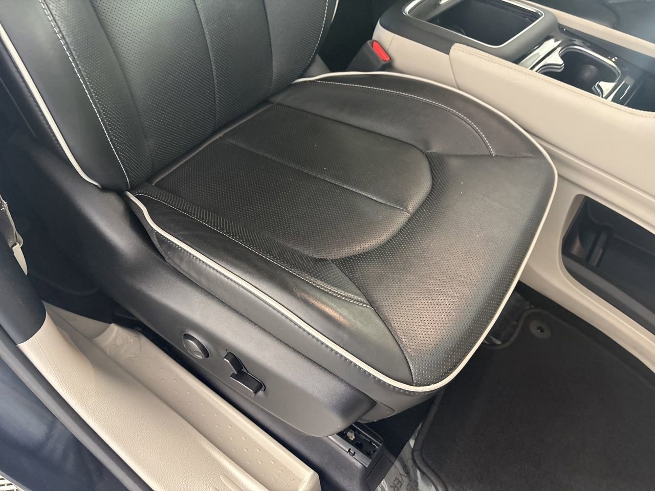 Used 2023 Chrysler Pacifica Limited image 35