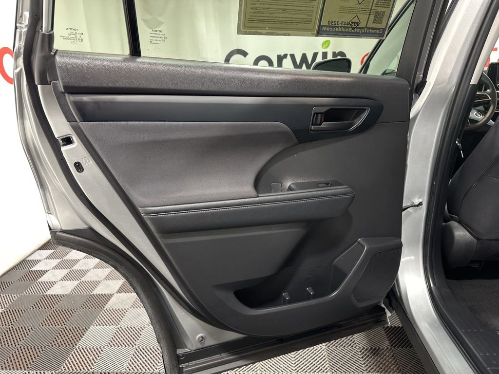 Used 2024 Toyota Highlander LE image 19