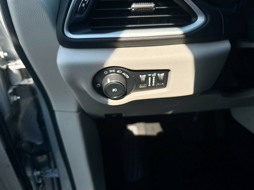 Used 2024 Chrysler Pacifica Touring-L FWD image 11