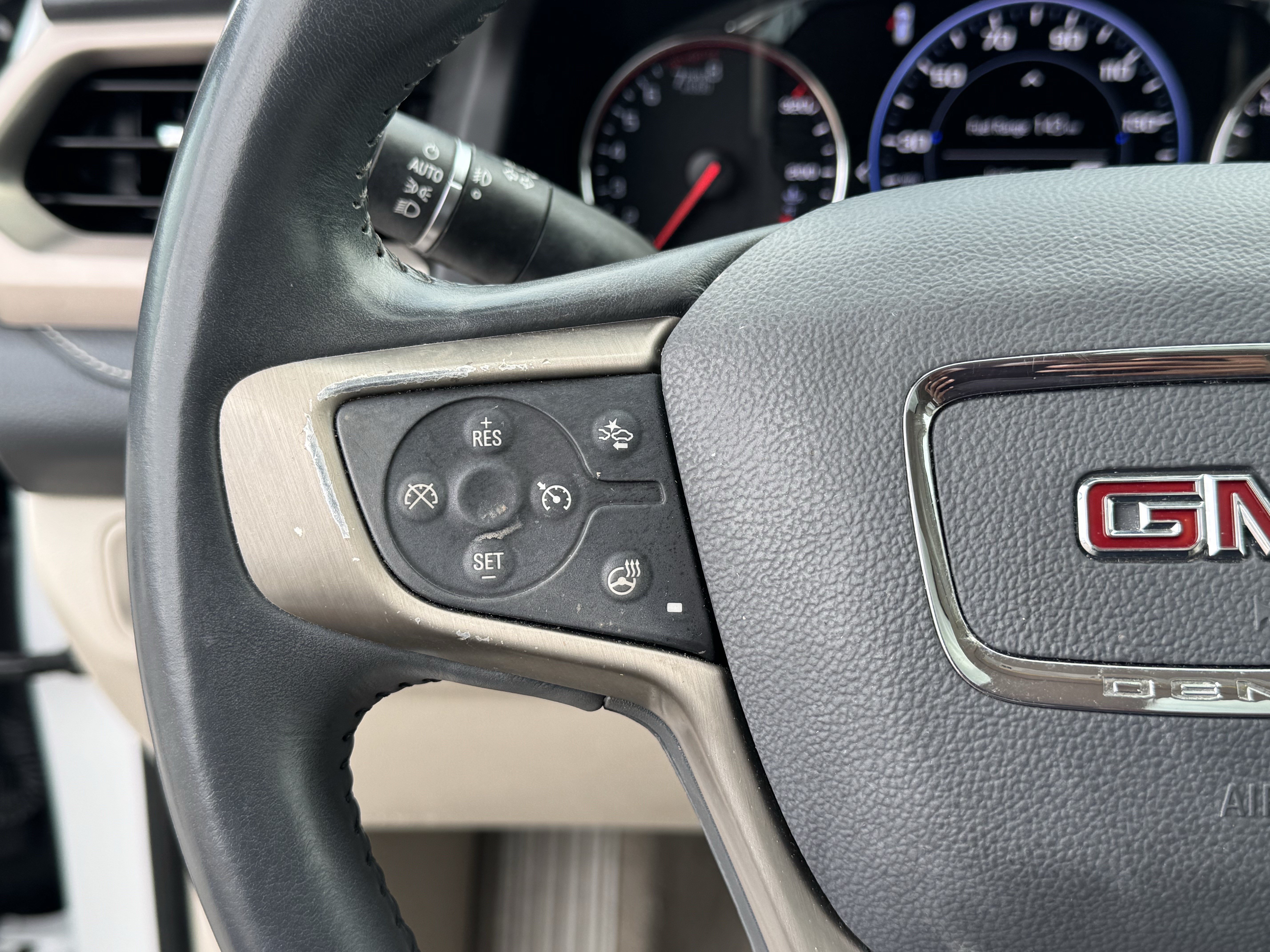 Used 2022 GMC Acadia Denali w/ Denali Ultimate Package FWD image 33