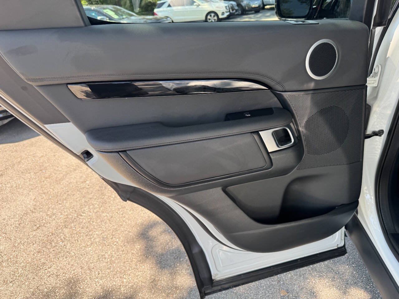 Used 2022 Land Rover Discovery S AWD/4WD image 40