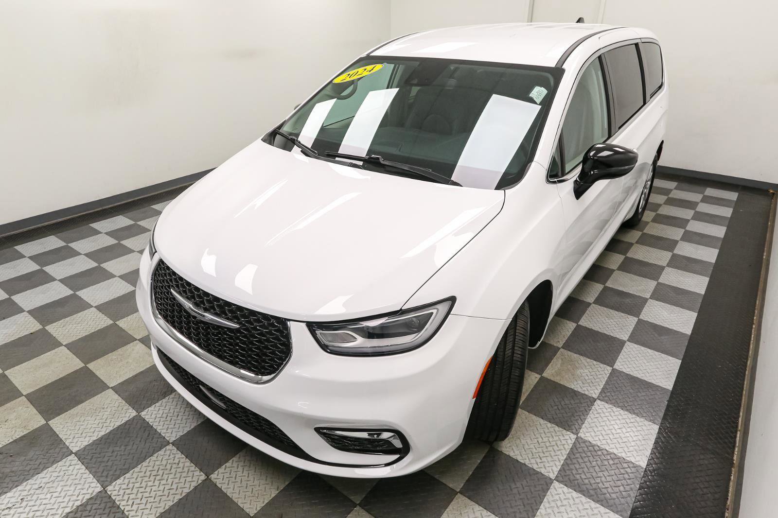 Used 2024 Chrysler Pacifica Touring-L image 6