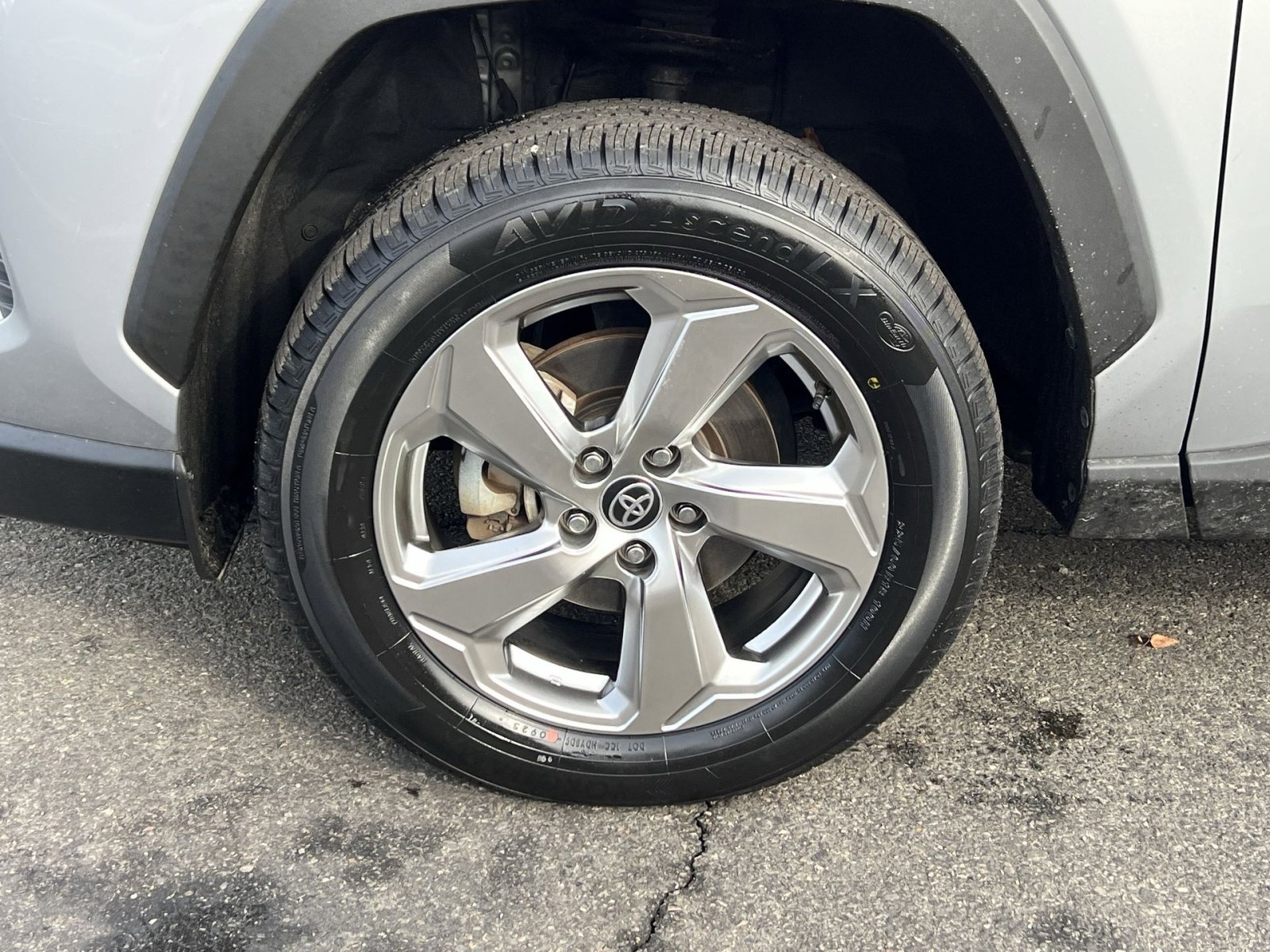 Used 2021 Toyota RAV4 XLE Premium image 13