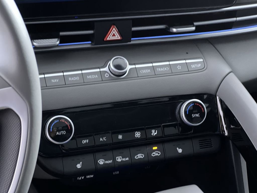 Used 2025 Hyundai Elantra SEL image 21