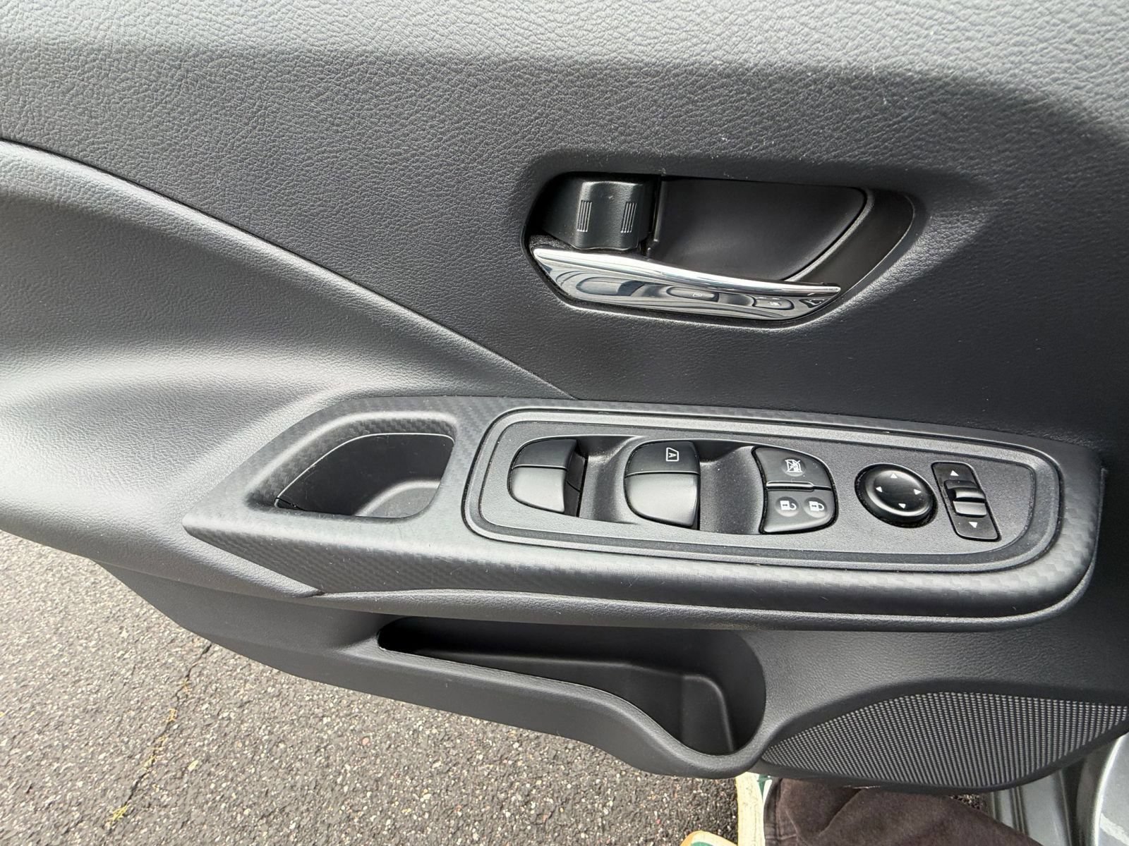 Used 2025 Nissan Versa SV FWD image 18