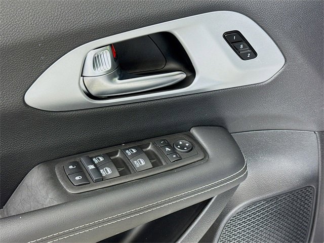 Used 2025 Chrysler Pacifica Premium image 19
