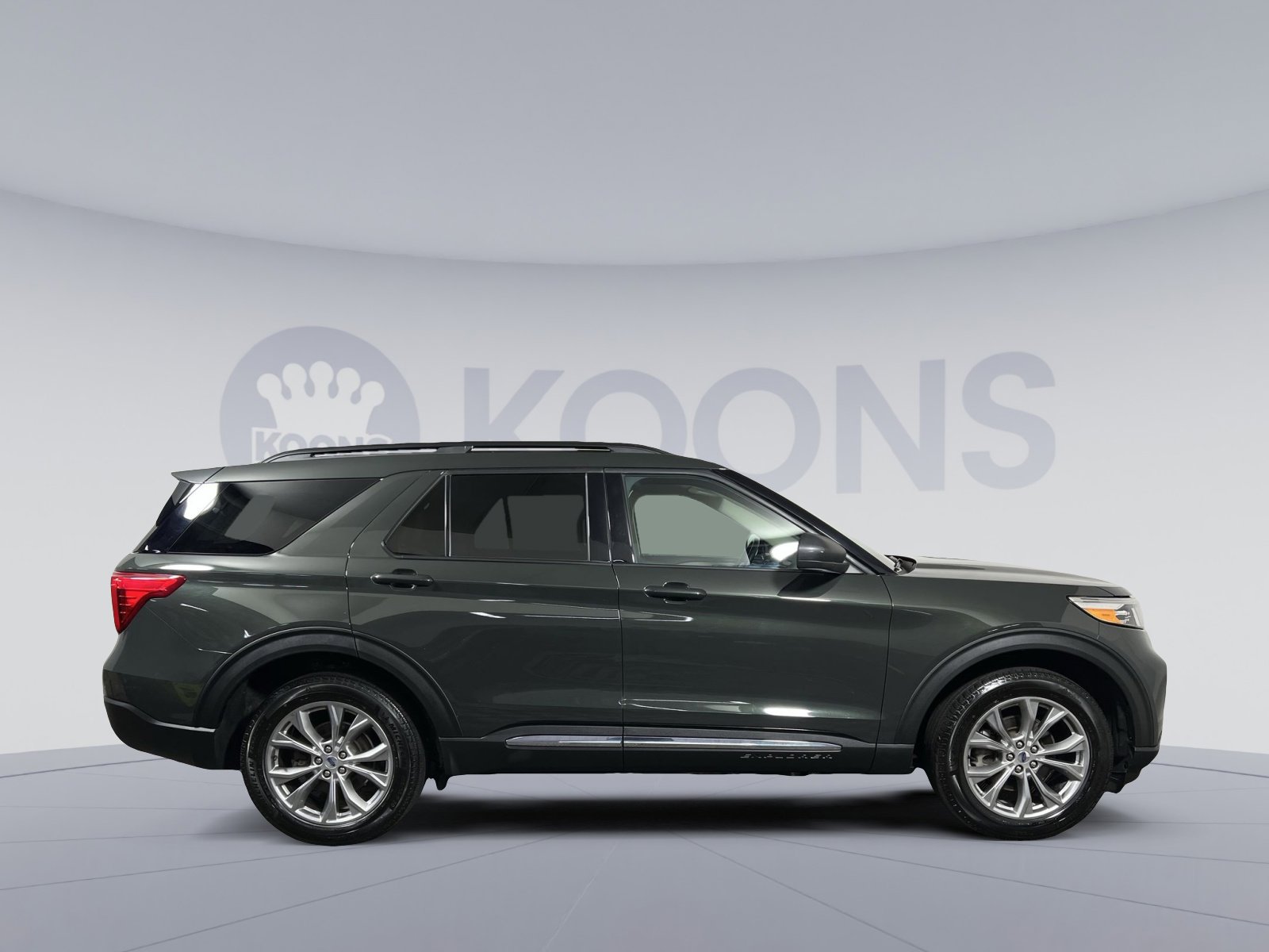 Used 2022 Ford Explorer XLT w/ Equipment Group 202A image 8