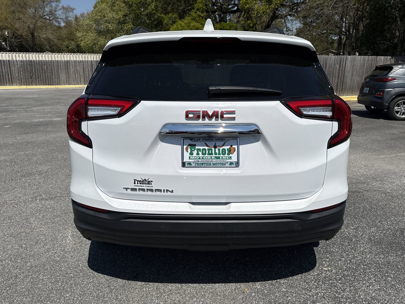 Used 2024 GMC Terrain SLE w/ Driver Convenience Package FWD image 4