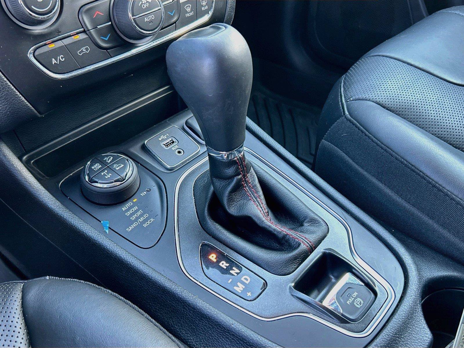 Used 2019 Jeep Cherokee Trailhawk AWD/4WD image 29