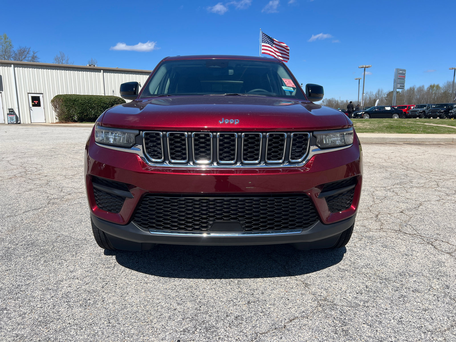 Used 2023 Jeep Grand Cherokee Laredo image 2