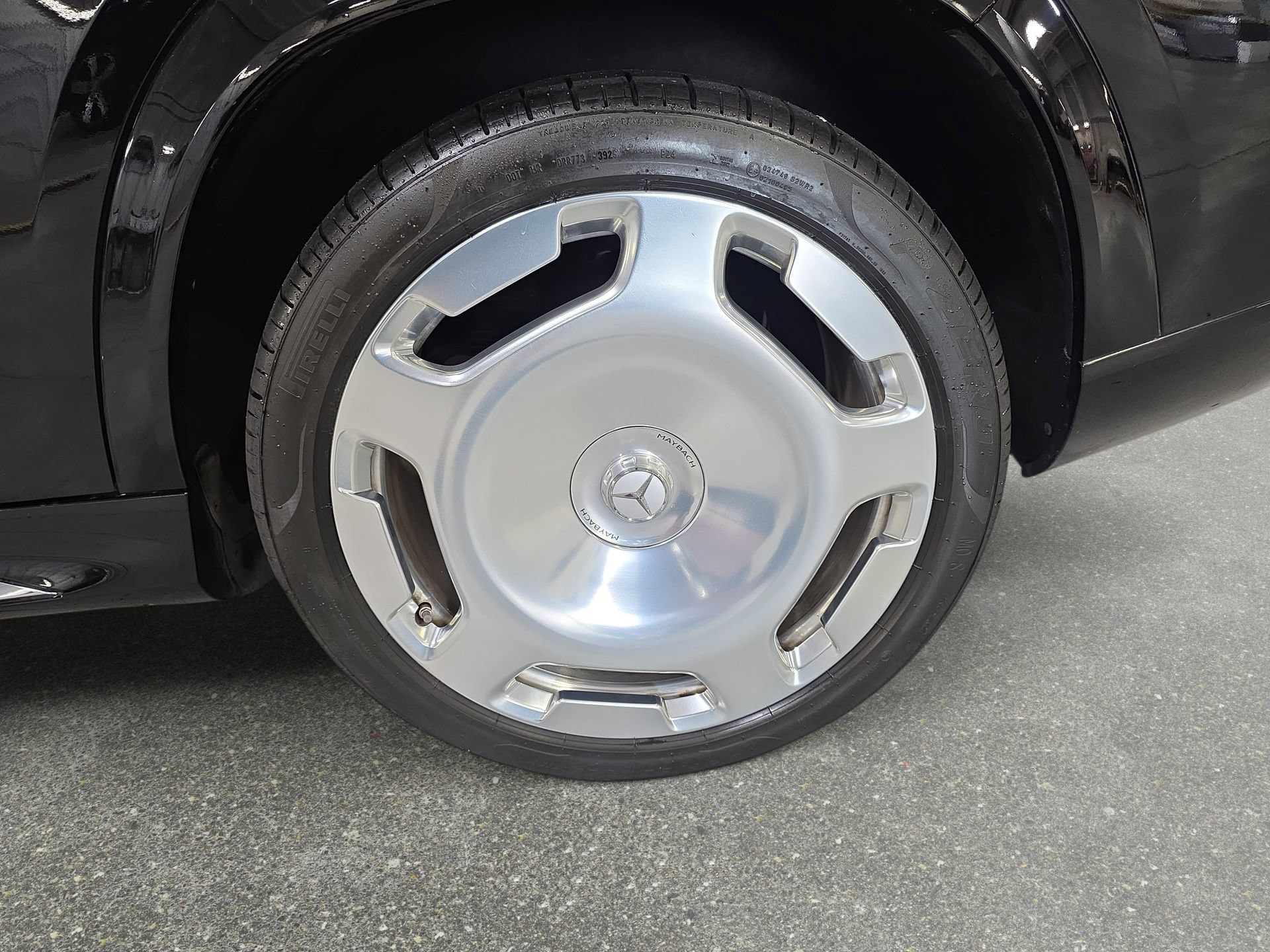 Used 2024 Mercedes-Benz Maybach GLS 600 4MATIC image 32