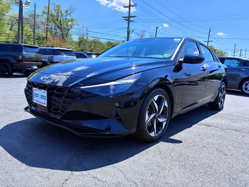 Used 2023 Hyundai Elantra SEL w/ Convenience Package FWD image 3