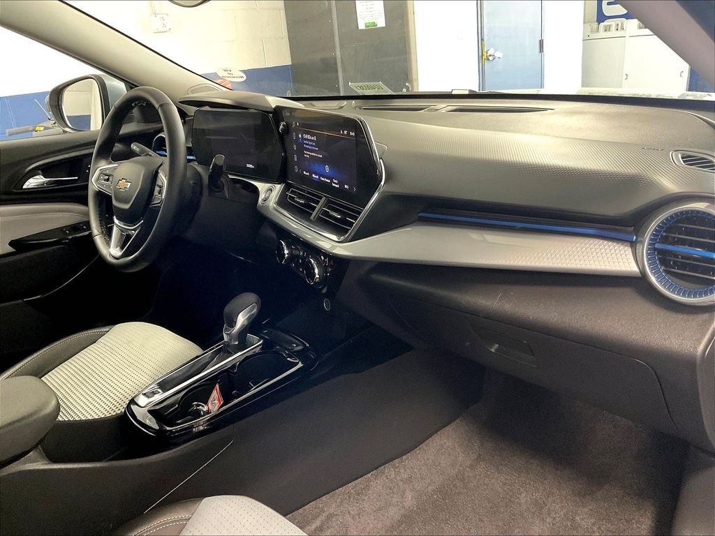 Used 2025 Chevrolet Trax LT w/ LT Convenience Package FWD image 14