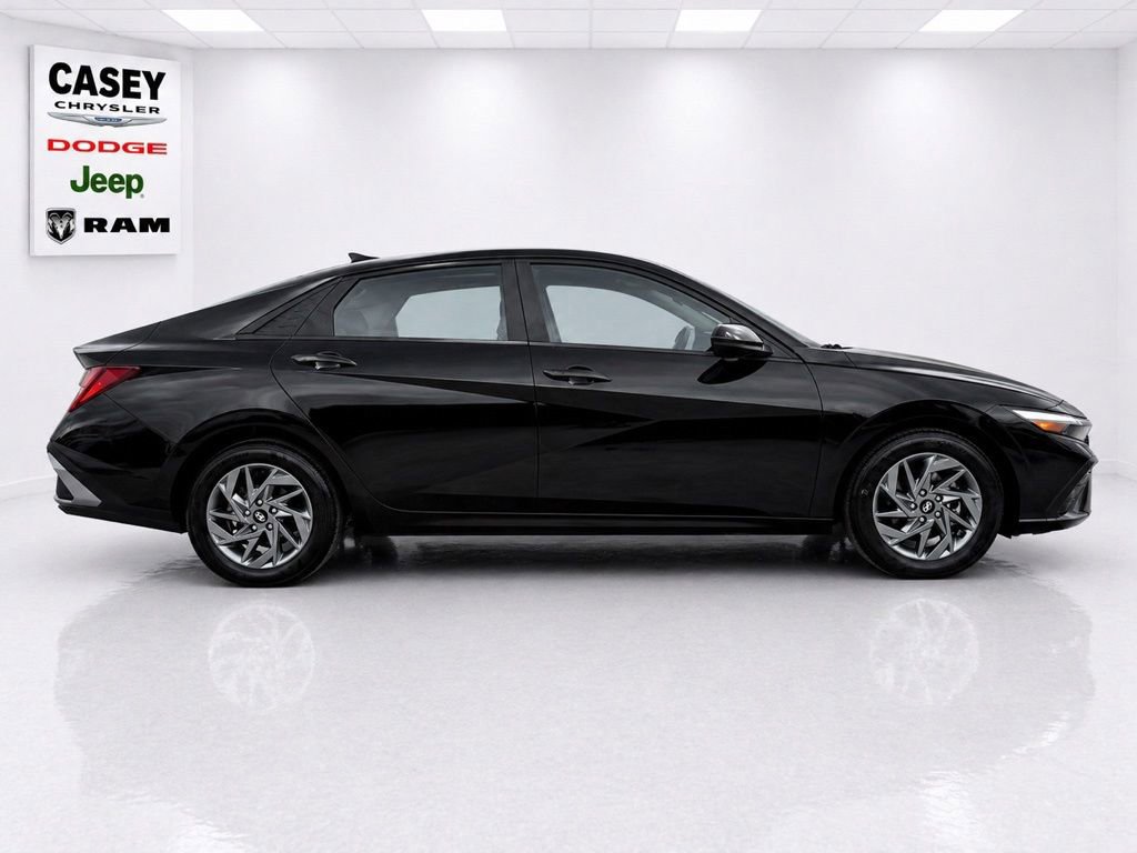 Used 2024 Hyundai Elantra SEL FWD image 4