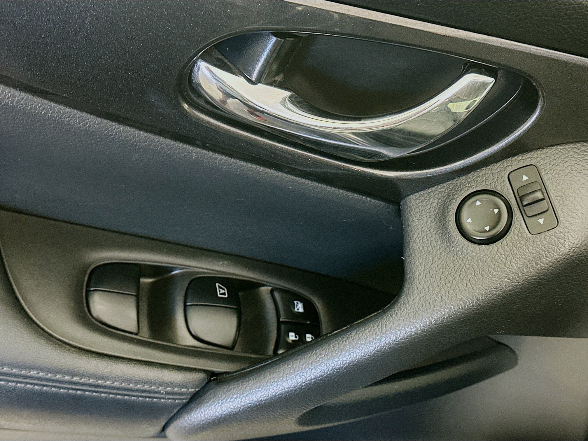 Used 2020 Nissan Rogue SV FWD image 15
