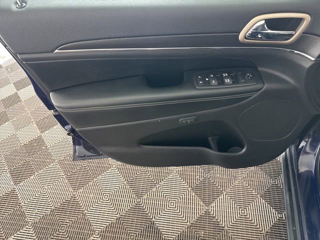 Used 2017 Jeep Grand Cherokee Limited AWD/4WD image 18