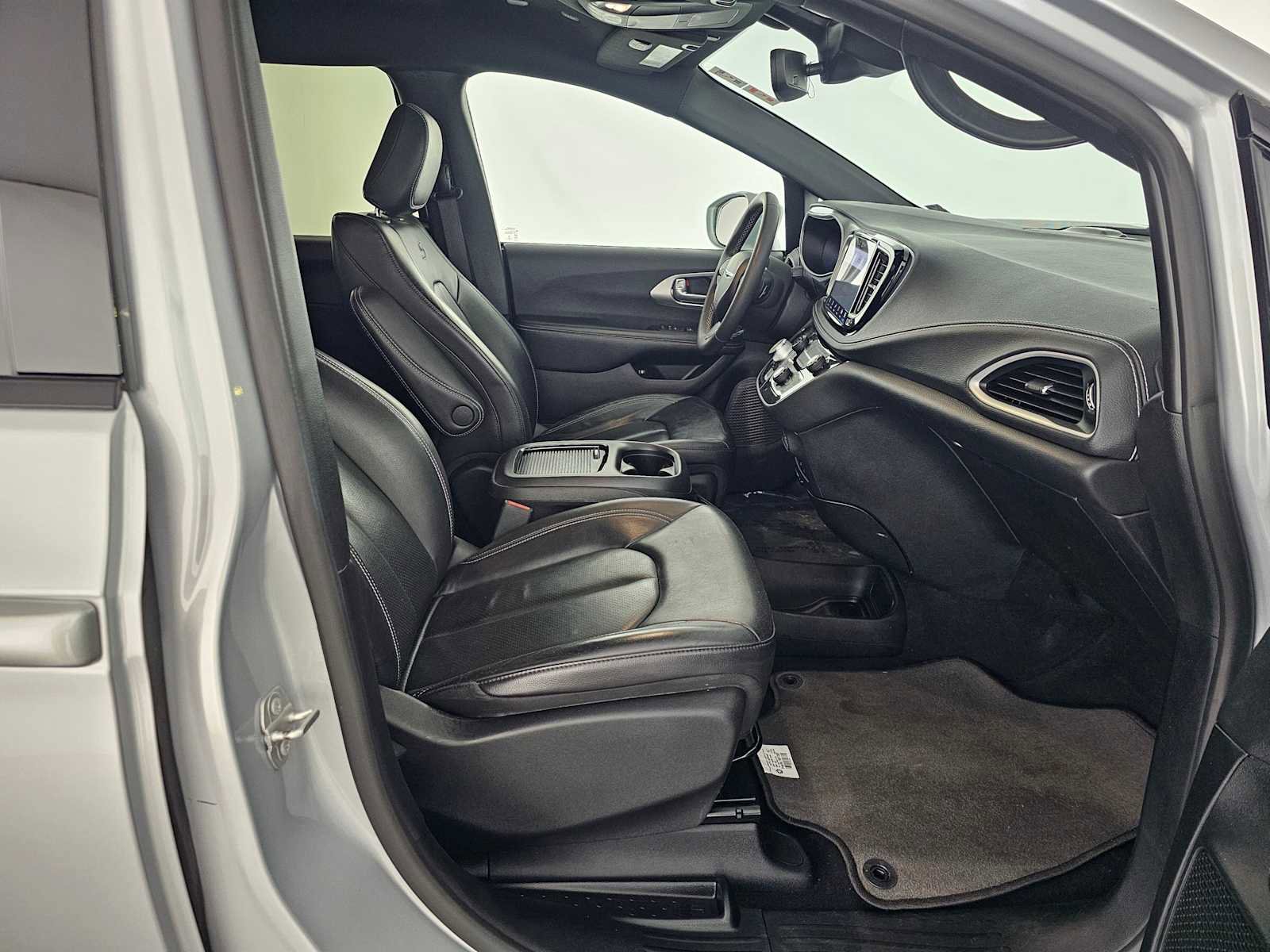 Used 2022 Chrysler Pacifica Touring-L w/ S Appearance Package FWD image 10