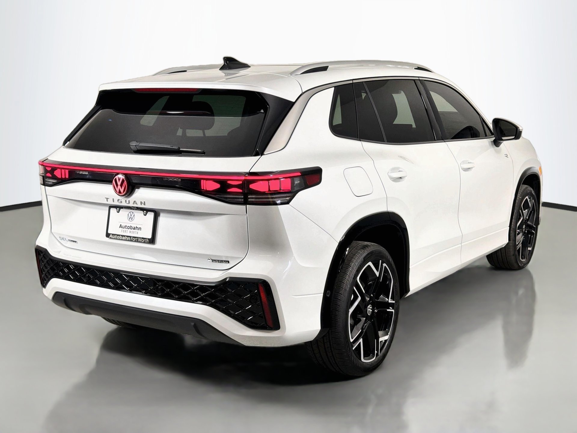 New 2027 Volkswagen Tiguan SEL R-Line AWD/4WD image 5