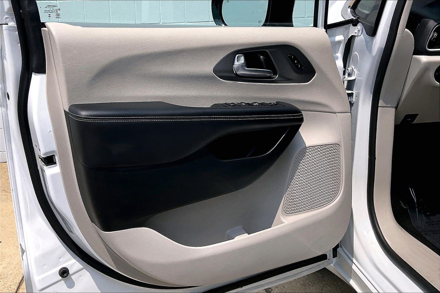Used 2024 Chrysler Pacifica Touring-L FWD image 26