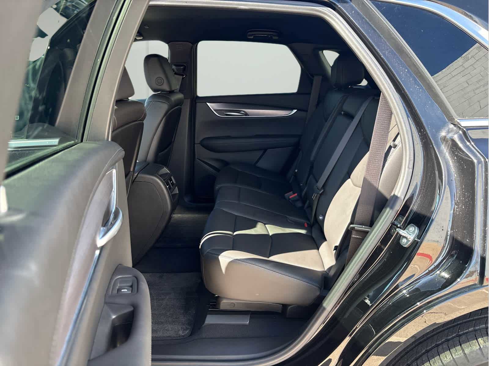 Used 2025 Cadillac XT5 Luxury w/ LPO, Premium Carpet Package image 12