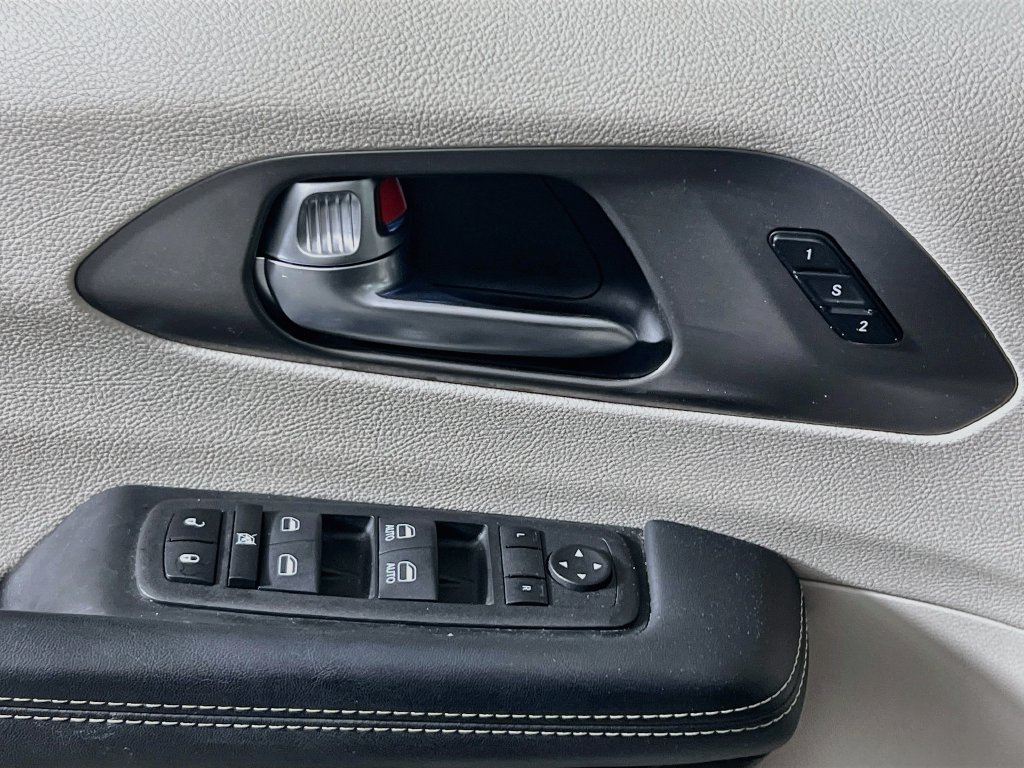 Used 2023 Chrysler Pacifica Touring-L FWD image 16