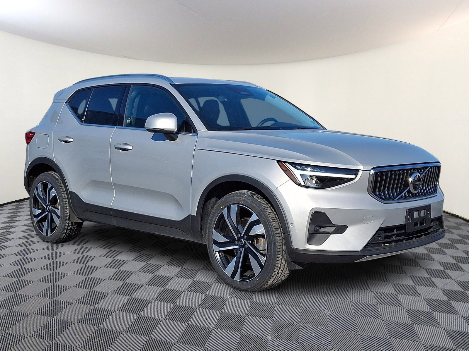 Used 2023 Volvo XC40 B5 Plus w/ Driver Assist Package image 1