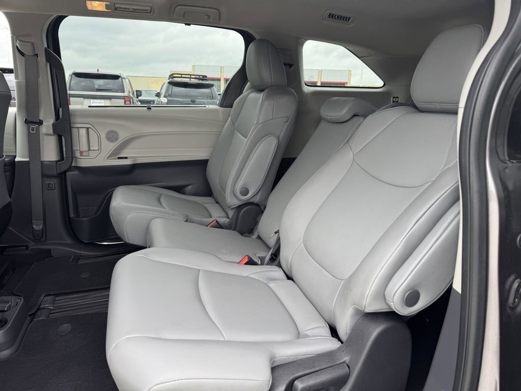 Used 2022 Toyota Sienna XLE FWD image 28