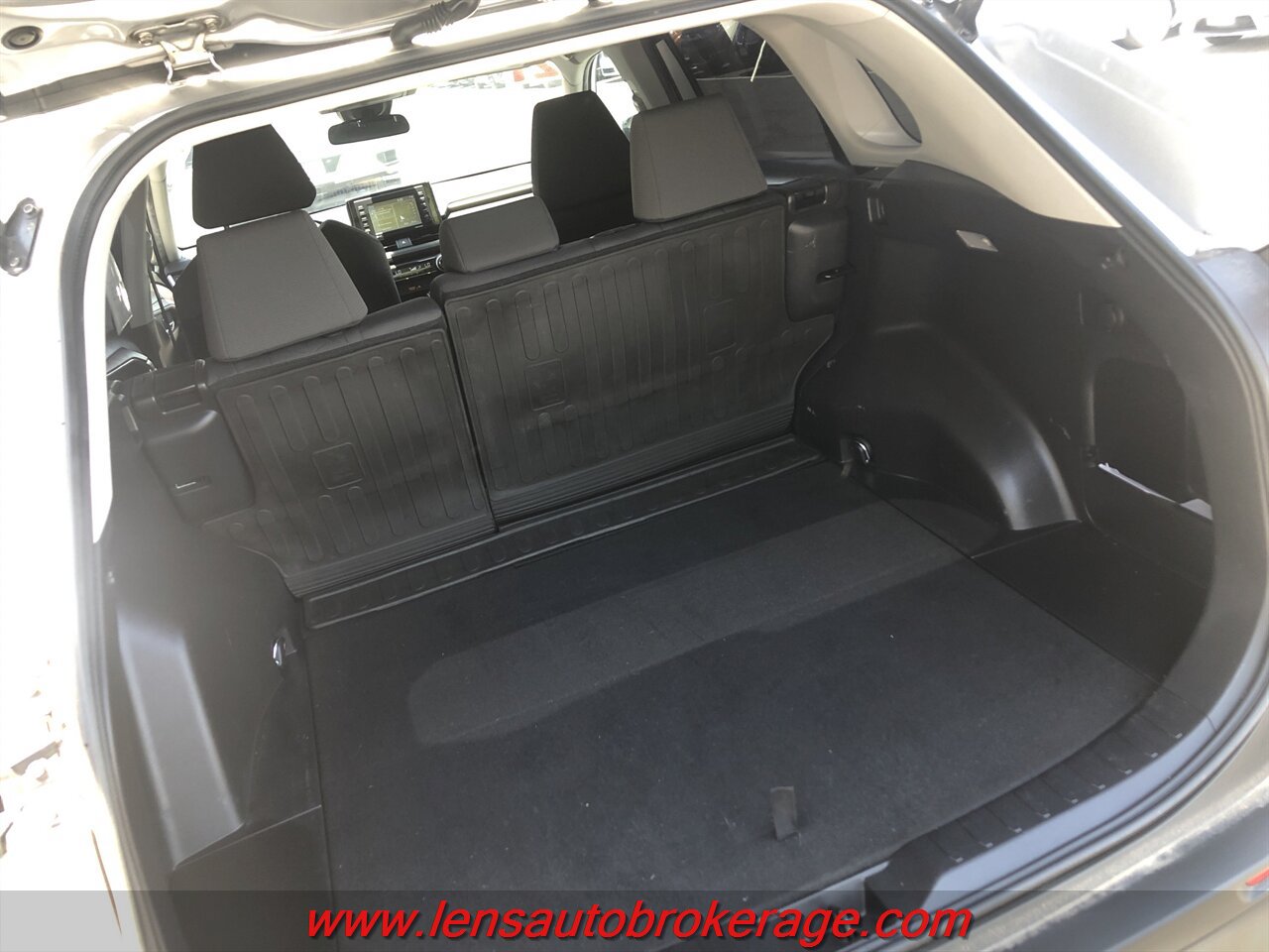 Used 2021 Toyota RAV4 XLE AWD/4WD image 17