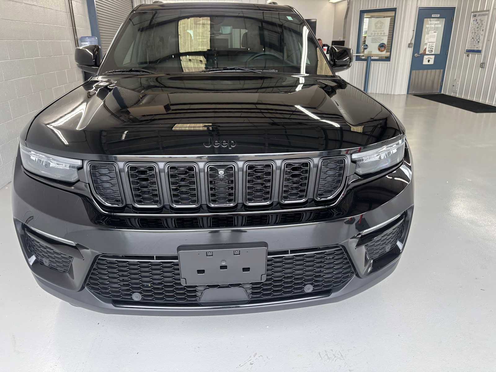 Used 2024 Jeep Grand Cherokee Limited w/ Luxury Tech Group II AWD/4WD image 3