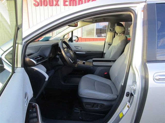 Used 2023 Toyota Sienna XLE AWD/4WD image 9