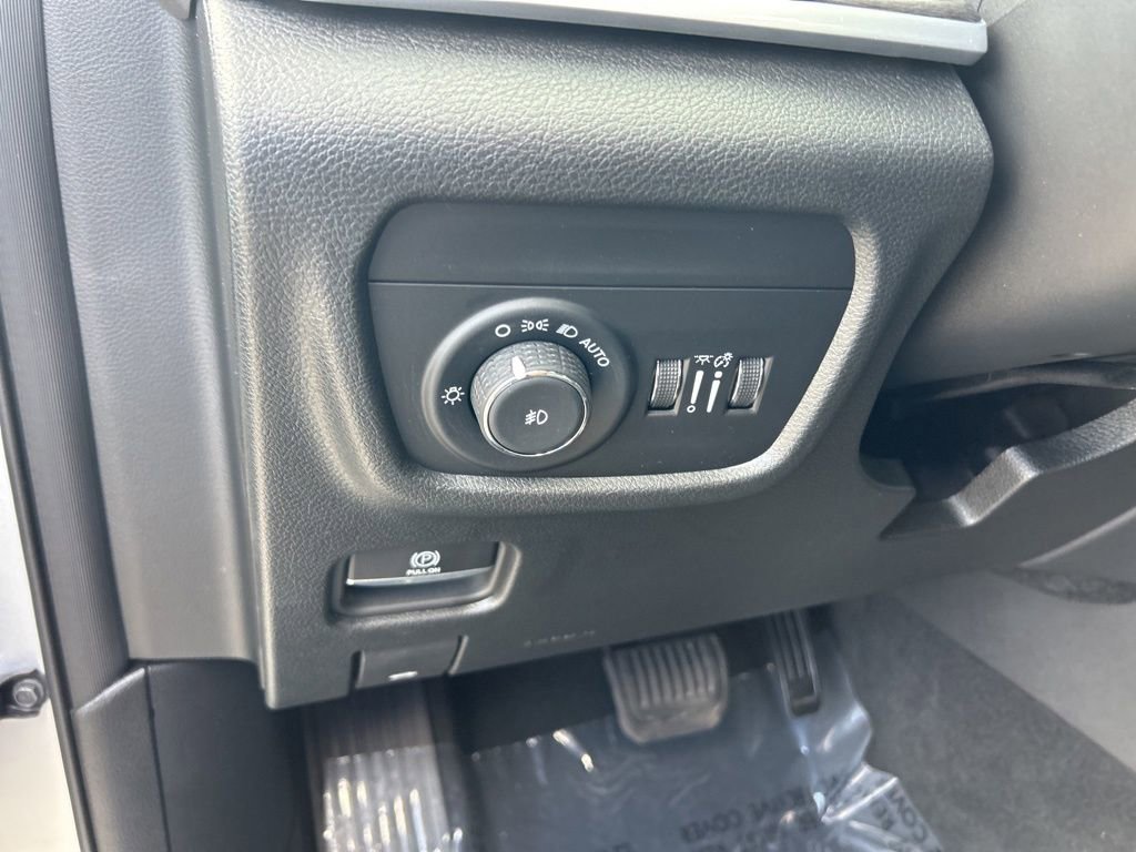 Certified 2025 Jeep Grand Cherokee Limited w/ Black Appearance Package image 39