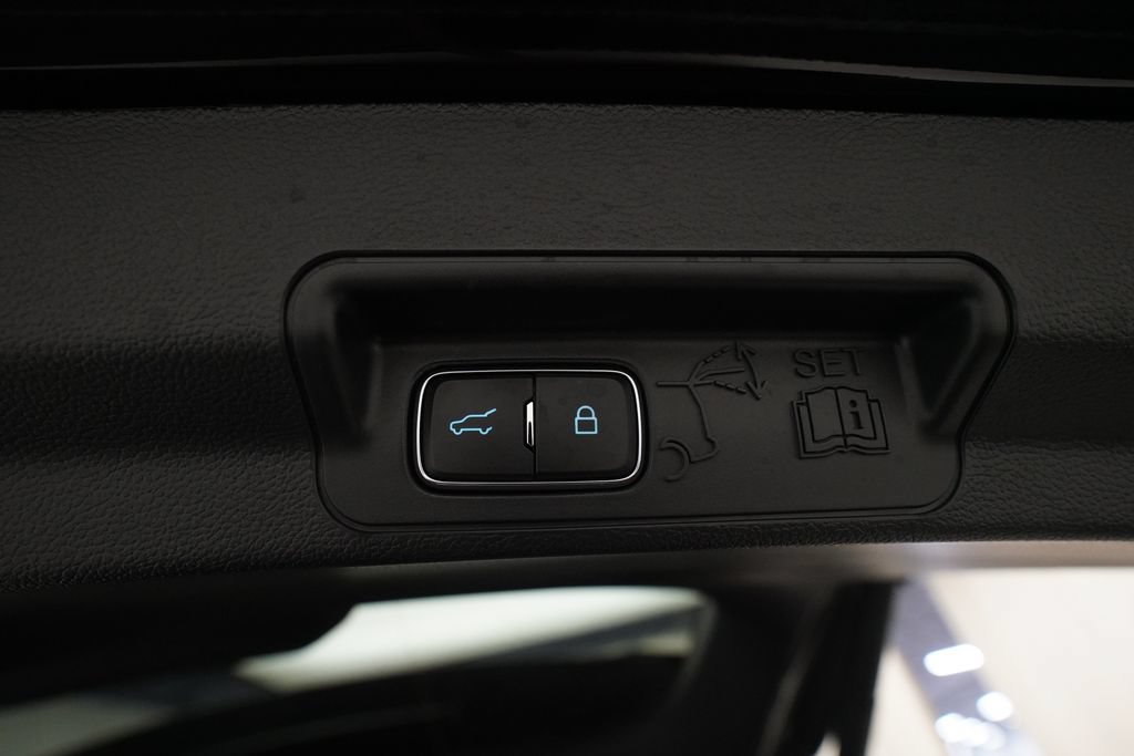 Used 2023 Ford Explorer XLT w/ Equipment Group 202A AWD/4WD image 15