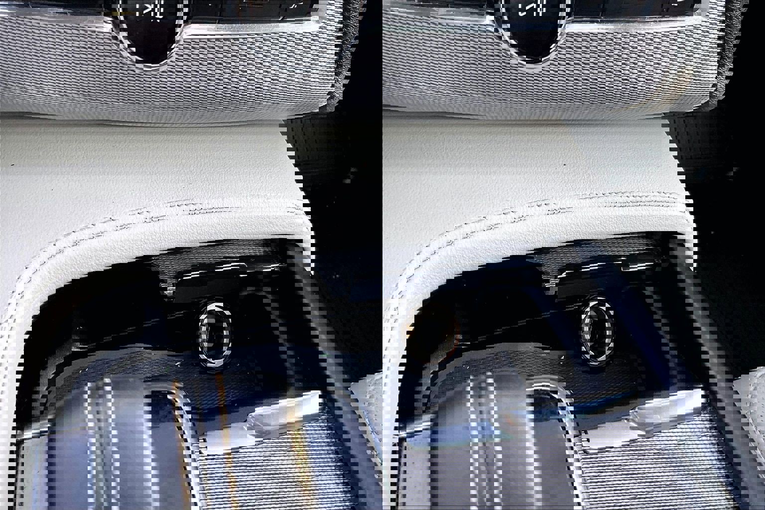 Used 2022 Volvo XC90 T8 R-Design w/ Advanced Package image 32