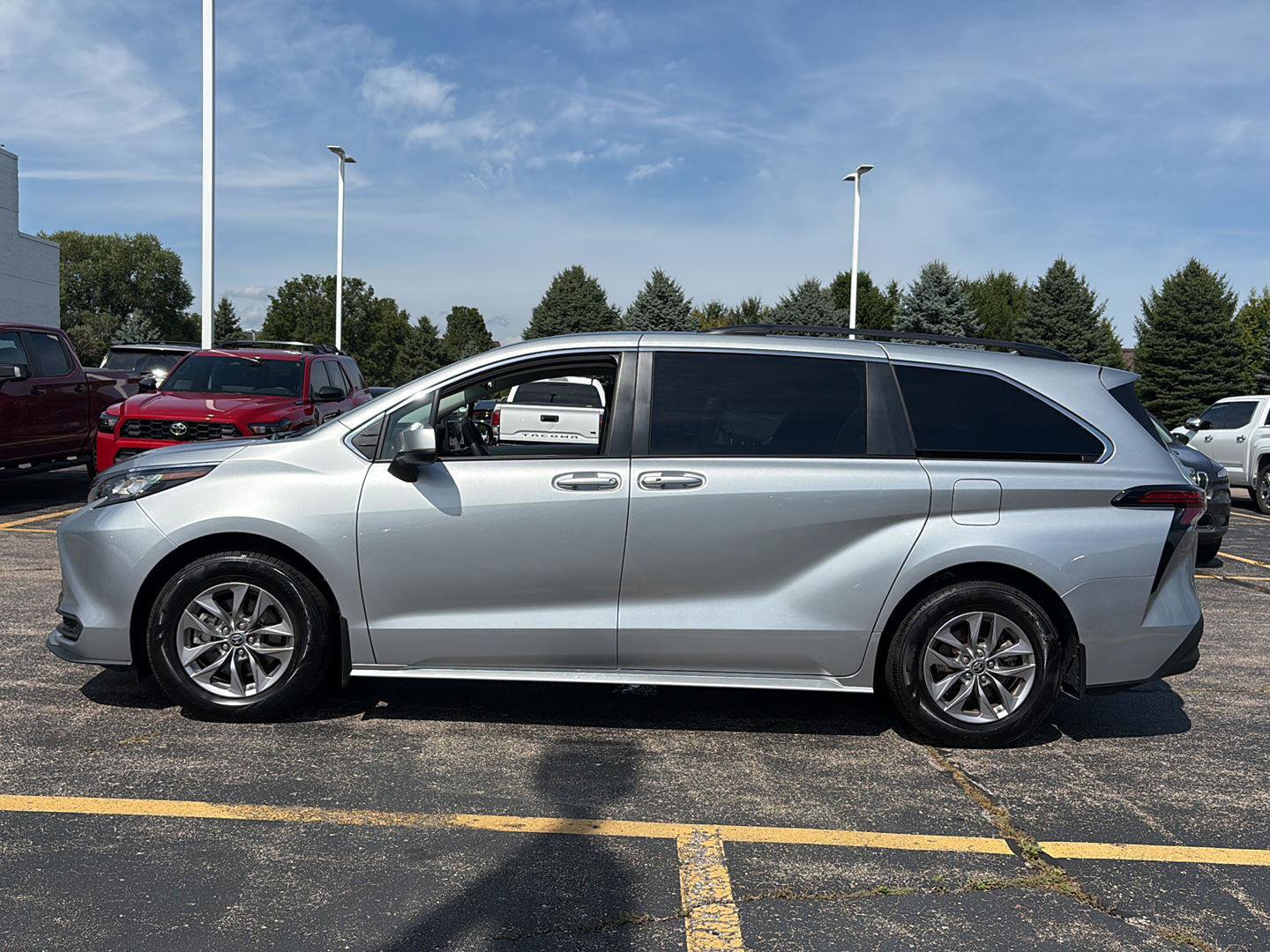 Used 2022 Toyota Sienna LE AWD/4WD image 28