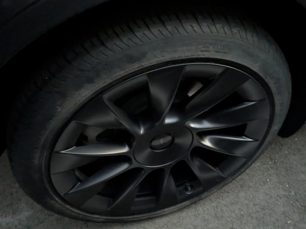 Used 2022 Tesla Model Y Long Range image 8