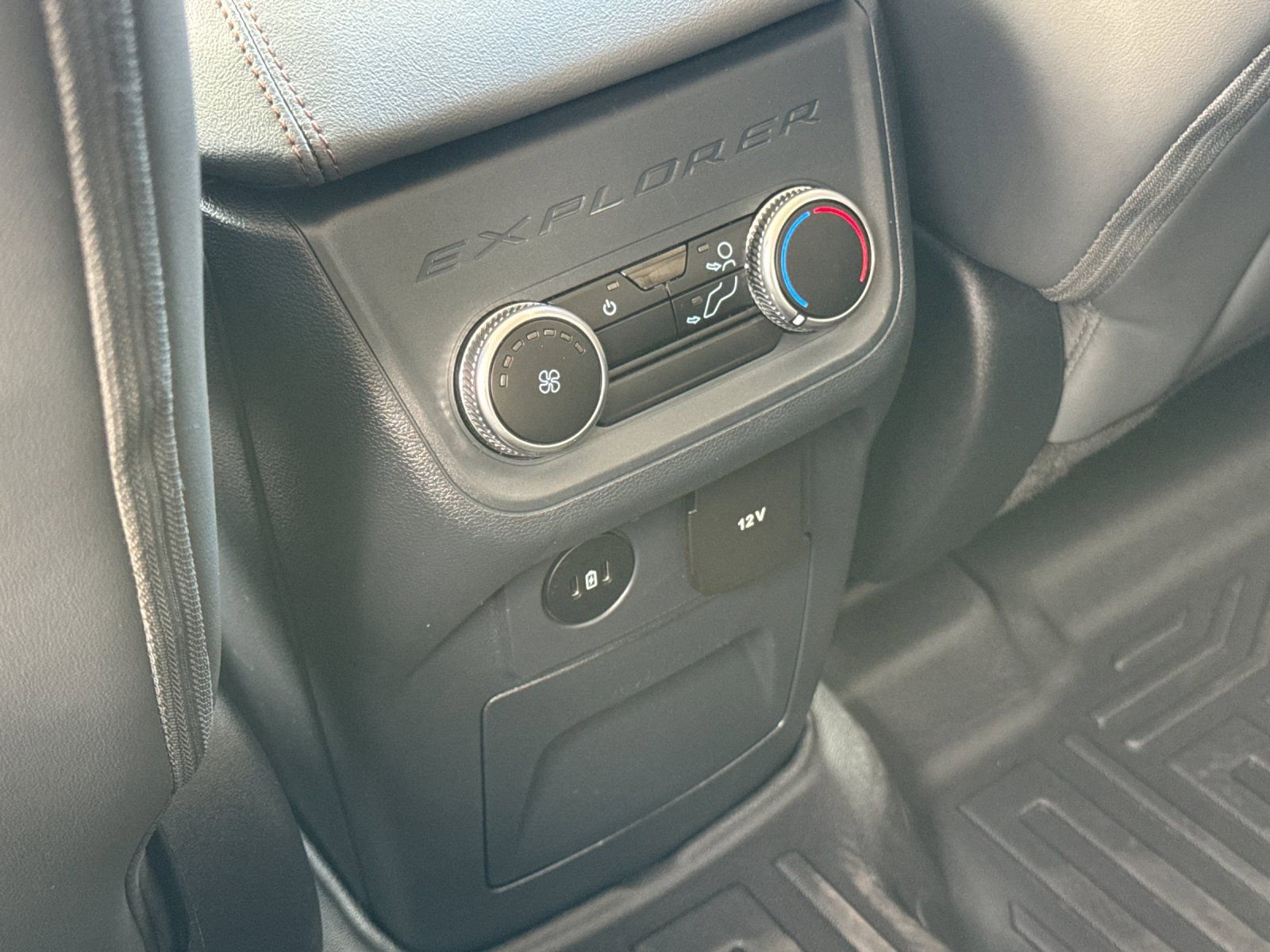Used 2025 Ford Explorer Active w/ Active Comfort Package image 15