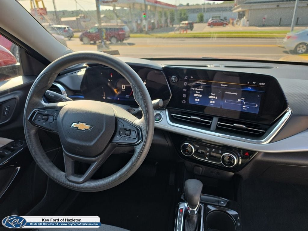 Used 2025 Chevrolet Trax LT FWD image 20